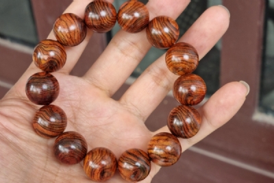 Vòng tay gỗ sưa bắc già 16mm vân chỉ hàng cành chọn lọc - ms417