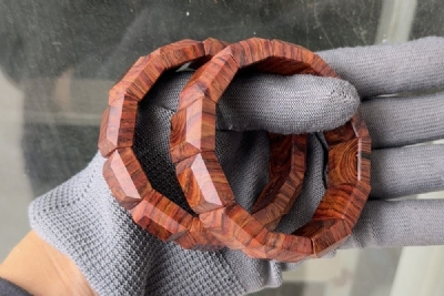 vòng gỗ sưa hạt vuông dẹt ms440